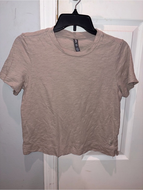 Vuori Tops - Women’s Vuori Short Sleeve Crew Tee in Light Taupe